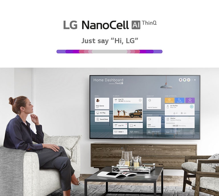 Mies ja nainen istuvat olohuoneen sohvalla ja televisiossa näkyy Home Dashboard.