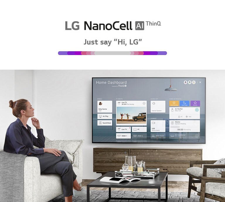 Mies ja nainen istuvat olohuoneen sohvalla ja televisiossa näkyy Home Dashboard.