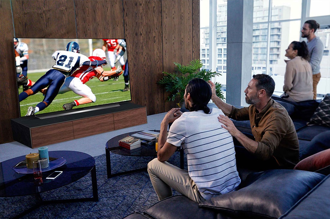 LG 77'' LG OLED 4K TV - CX, People watching a American football game on TV in the living room, OLED77CX6LA, thumbnail 11