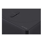 LG Maailman ensimmäinen 83 tuuman True Wireless LG OLED evo AI M3 -televisio 4K 120Hz videon- ja äänensiirrolla , Hieman vinosta kulmasta otettu lähikuva, jossa on Zero Connect Box ja LG OLED -logo reunassa, OLED83M39LA, thumbnail 12