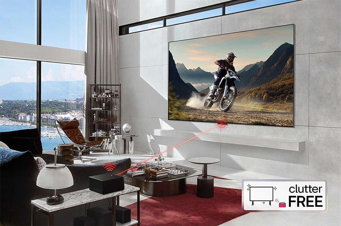 LG 97 tuuman True Wireless LG SIGNATURE OLED M4 -televisio langattomalla 4K 120Hz videon- ja äänensiirrolla , Kulmasta otettu kuva LG SIGNATURE OLED M4 -laitteesta kirkkaasti valaistun modernin olohuoneen seinällä. Zero Connect Box -laite pöydällä edessä sekä punainen WiFi-signaali ja televisioon kohdistuva p, OLED97M49LA, thumbnail 16