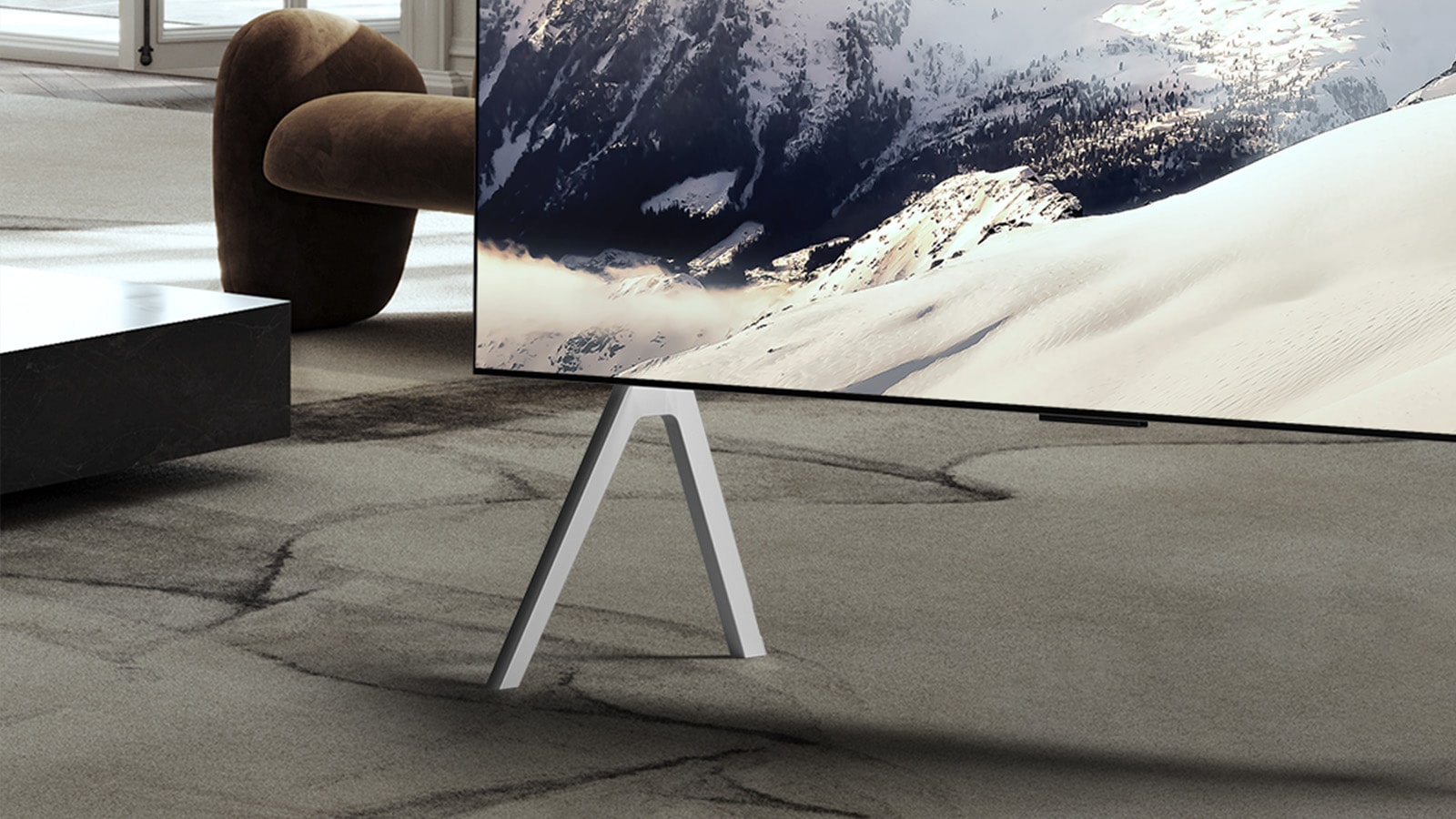 Tilava olohuone ja kaupunkimaisema. LG OLED TV on asennettu seinälle LG Soundbarin kanssa. Sivulta nähtynä TV:n One Wall Design ja erittäin ohuet kehykset mahdollistavat sen hyvän istumisen seinään ja tilaan. Zero Connect Box on näkyvissä, mutta kätketty. 