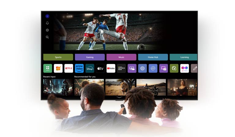 Neljän hengen perhe on kokoontunut LG AI TV:n ympärille. Kaukosäädintä pitävän henkilön ympärille ilmestyy ympyrä, jossa näkyy hänen nimensä. Tämä osoittaa, miten AI Voice ID tunnistaa kunkin käyttäjän äänen. webOS-käyttöliittymä näyttää sitten, miten AI automaattisesti vaihtaa tiliä ja antaa yksilöllisiä sisältösuosituksia.