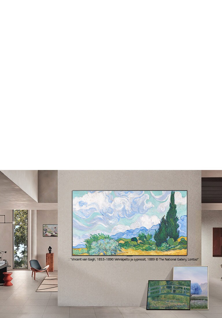 Seinälle asennetun LG QNED evo AI QNED80 Mini LED -television näytöllä näkyy LG Gallery+:n taidesisältöä galleriamaisessa olohuoneessa. Lähellä on myös kangasmaalaus ja muita kehystettyjä taideteoksia.