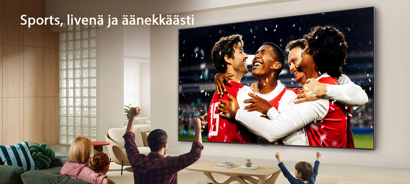 Kirkkaaseen olohuoneeseen seinäasennettu LG Ultra Big TV näyttää stadionin urheilujuhlan eloisilla väreillä ja hienostuneella kuvanlaadulla laajalla näytöllä, samalla kun sohvilla istuva perhe kannustaa yhdessä.