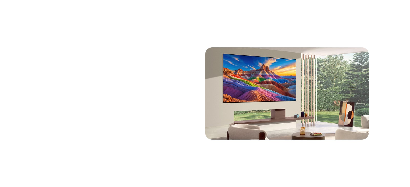LG TV, joka esittelee kirkkauden suorituskykyä valoisissa ympäristöissä, on kuvattu aurinkoisessa olohuoneessa, jossa eloisa näytön ilmaisu ja selkeä kontrasti pysyvät näkyvissä voimakkaasta ympäristön valosta huolimatta.