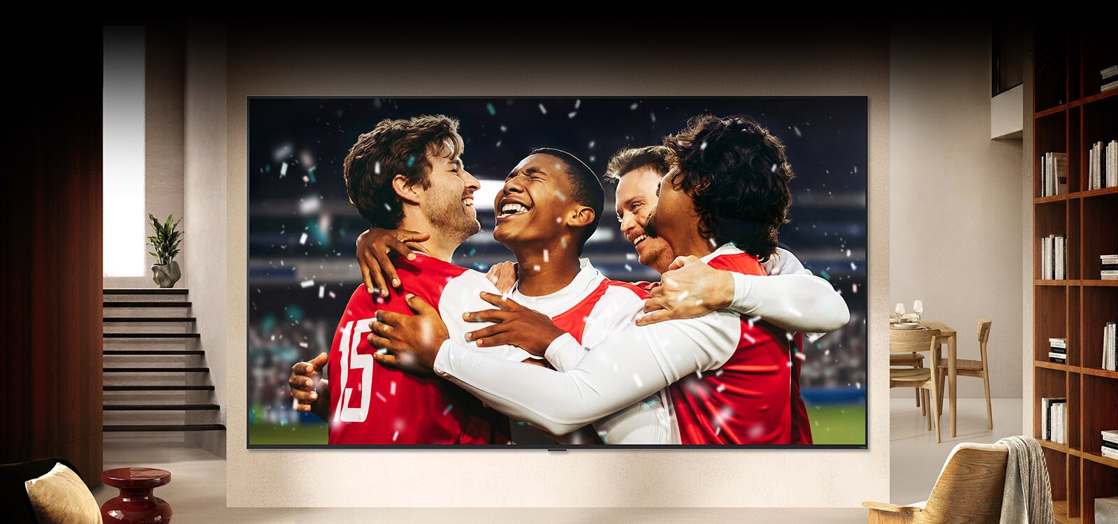 LG TV on seinäasennettuna valoisassa olohuoneessa ja näyttää stadionin urheilujuhlan eloisilla väreillä ja hienostuneella kuvanlaadulla laajalla näytöllä.