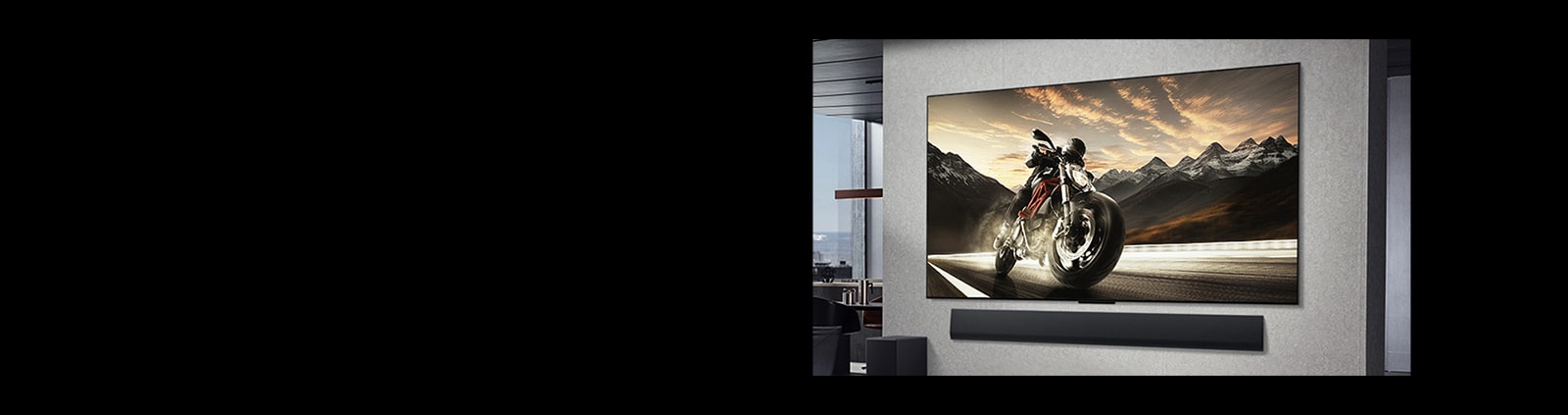 LG OLED evo AI M5, maailman ensimmäinen 4K 144 Hz:n True Wireless OLED -televisio, näyttää nopean moottoripyörän ajamassa vuoristotietä auringonlaskun aikaan. Sujuva liike ja kaapelitön kuvan- ja äänensiirto parantavat mukaansatempaavaa selkeyttä.