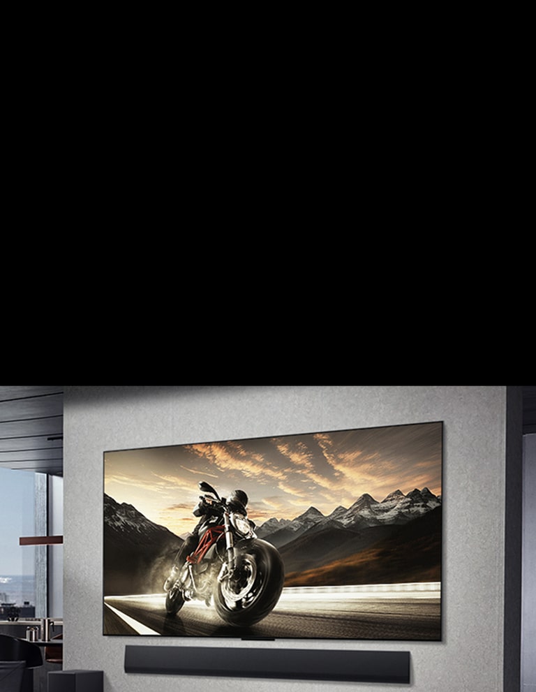 LG OLED evo AI M5, maailman ensimmäinen 4K 144 Hz:n True Wireless OLED -televisio, näyttää nopean moottoripyörän ajamassa vuoristotietä auringonlaskun aikaan. Sujuva liike ja kaapelitön kuvan- ja äänensiirto parantavat mukaansatempaavaa selkeyttä.
