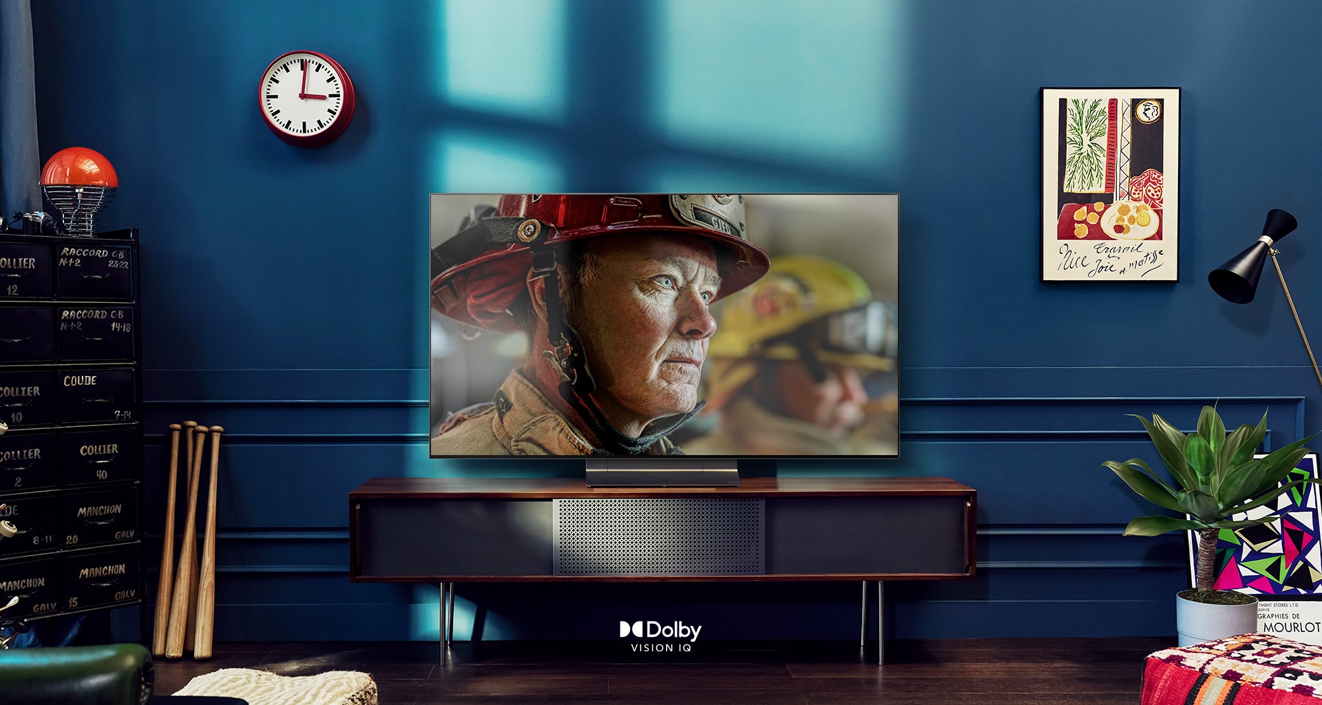 Seinään kiinnitetty LG OLED -televisio on valkoisessa ja kirkkaassa huoneessa, jossa on luonnollisia koristeita. Kun näyttö liikkuu, näkymä vaihtuu päivästä yöksi. with Dolby Vision IQ -logo