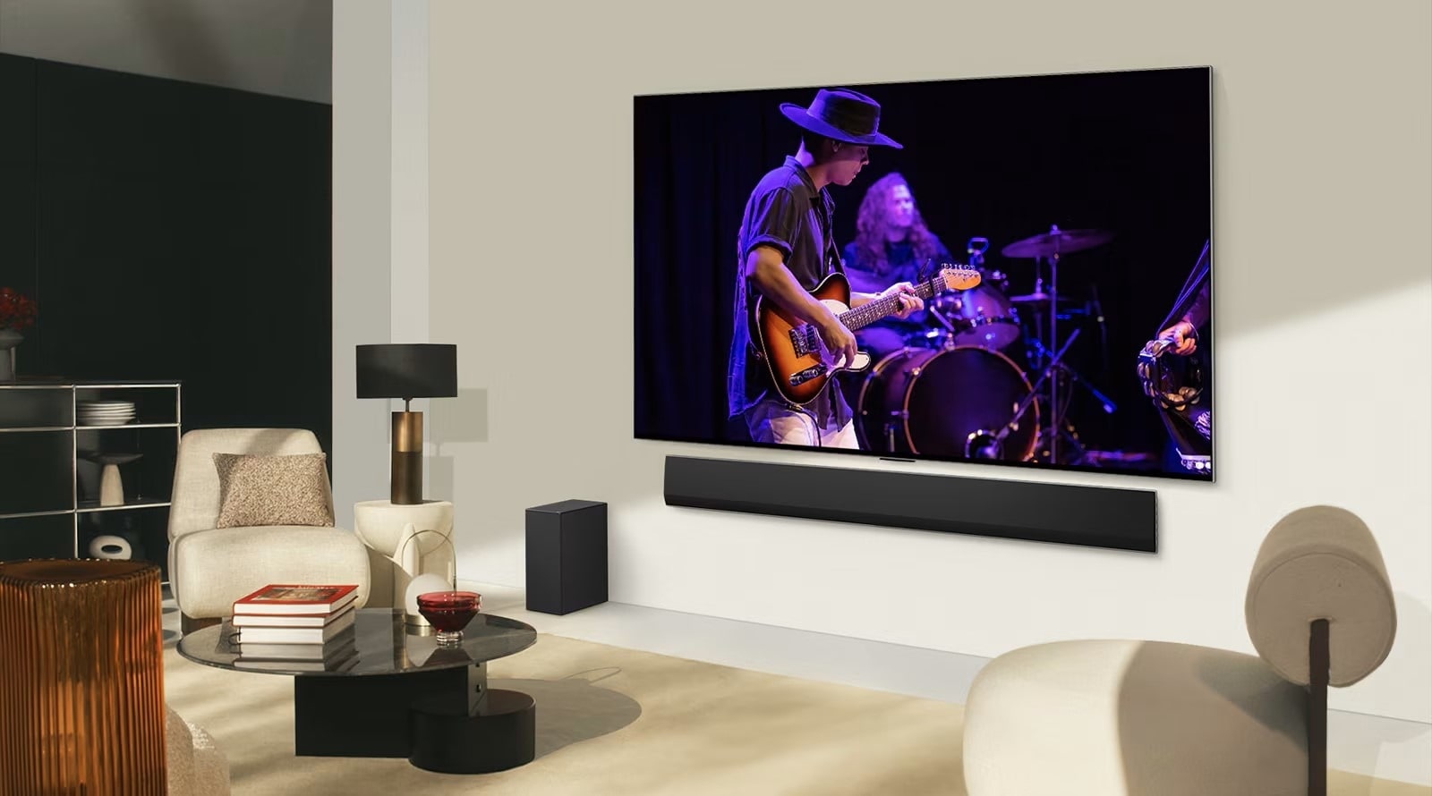 Un téléviseur OLED et une barre de son LG diffusant un concert de musique en direct. Un modèle parfait pour les jeux vidéo, avec une qualité d’image et de son exceptionnelle.