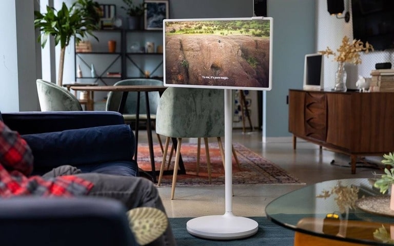 Un support TV polyvalent LG StanbyME dans un salon chaleureux, mettant en valeur sa portabilité et son design moderne pour un visionnage modulable.
