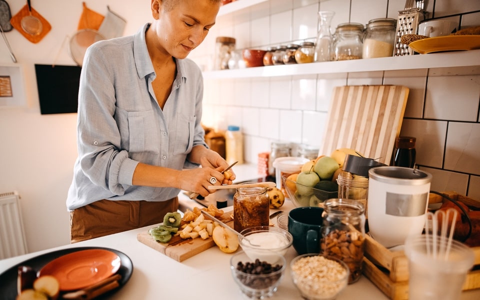 Femme qui cuisine