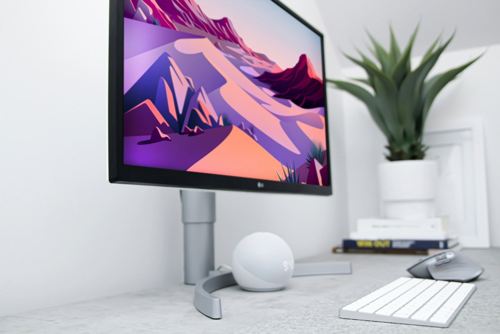Outils essentiels pour optimiser le travail à distance dans un bureau à domicile, comprenant une technologie avancée et un équipement ergonomique pour améliorer la productivité et le confort.