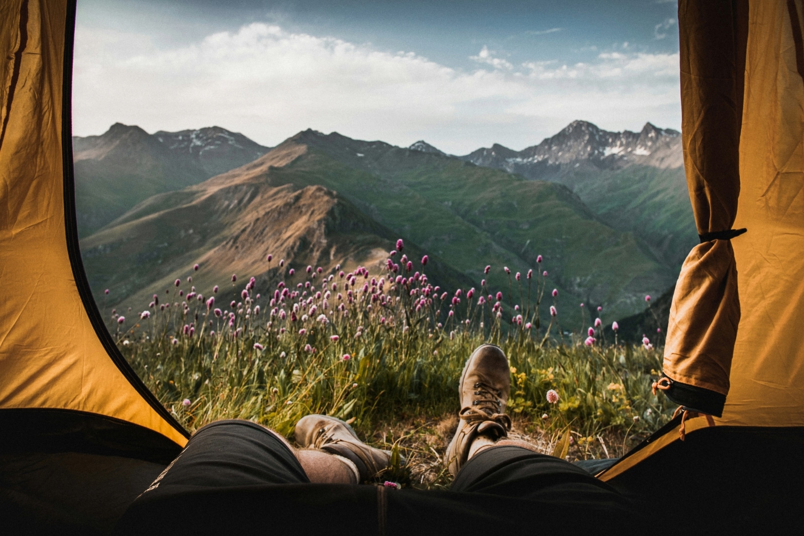 Un homme installant un appareil portable LG sur une glacière à la plage, avec une planche de surf en arrière-plan. L'appareil affiche une interface utilisateur avec diverses applications.