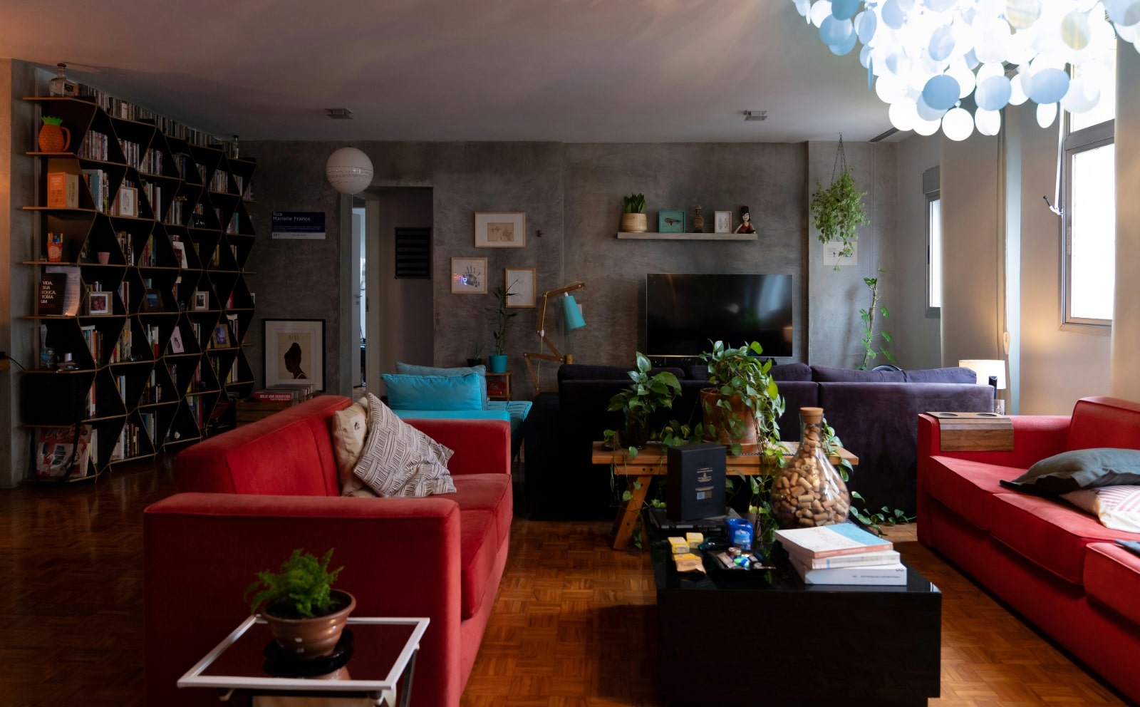 Un salon confortable avec une grande TV à écran. La pièce comprend un canapé confortable, et diverses décorations.