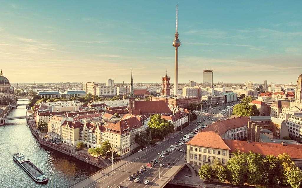 Une vue de la ville de Berlin montrant la cathédrale, la tour de télévision ainsi que la rivière Spree.