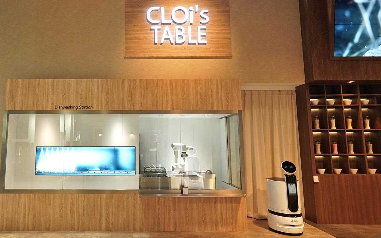 LG's CLOi robots were up and moving at CES 2020, showcasing their cleaning, guidance and carrying capabilities | More at LG MAGAZINE