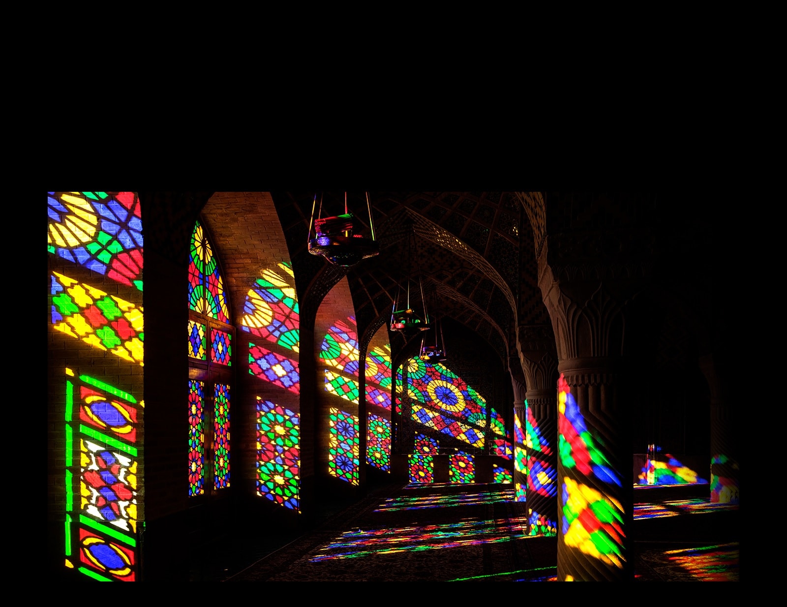 Stained glass is reflected in a dark space using vibrant colors. The high-resolution display screen allows colors to be presented clearer and more distinctly by distinguishing the dark shadow and the vivid colors.