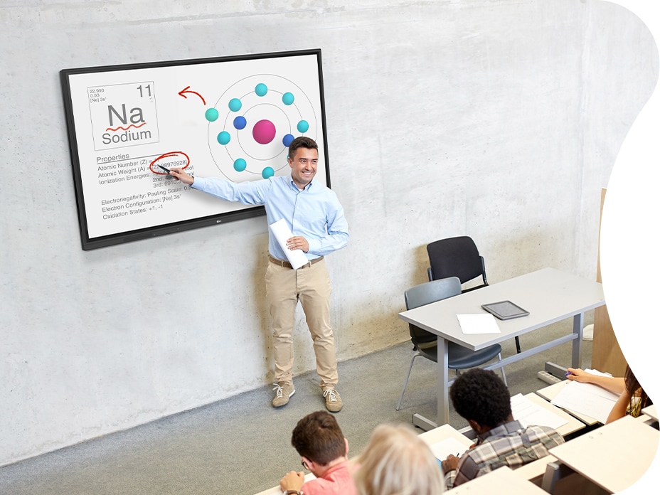 An instructor is teaching using the LG CreateBoard. Thanks to its multi-touch function, it helps engage the students more in class.