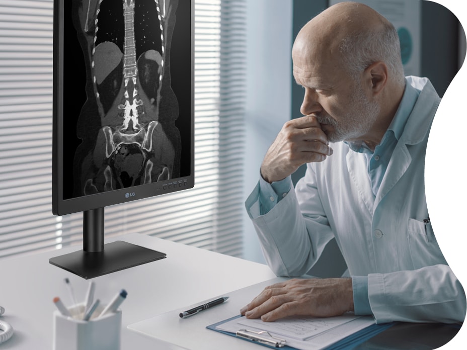 21HQ613D adjusts gray scales of medical images received from various types of devices for more accurate diagnosis. 