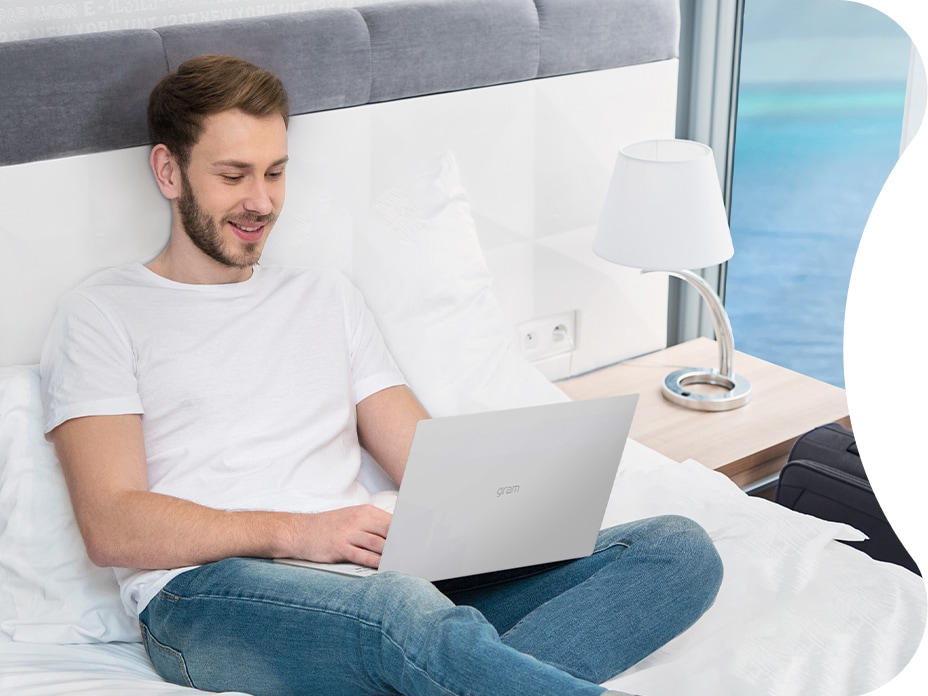 A cruise guest uses LG gram17 laptop for quick tasks.