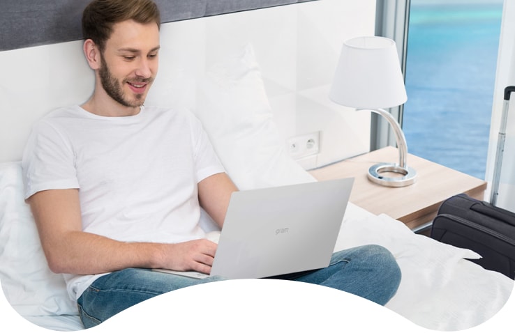 A cruise guest uses LG gram17 laptop for quick tasks.