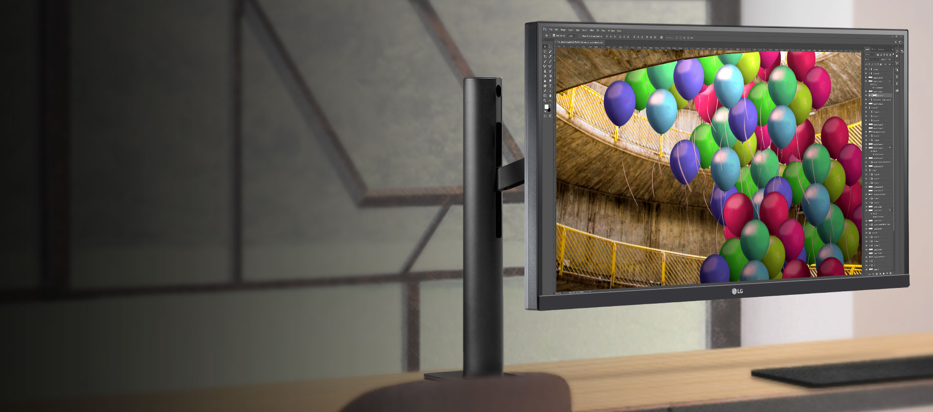 27UN880 is installed on an edge of the desk and show bullet features