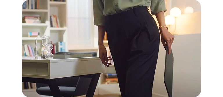 The video shows the various angle of the LG gram that shows an ultra-slim body.