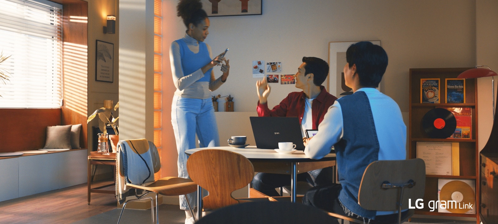 LG gram seamlessly connects as many as 10 devices all at once, even iOS and Android.	