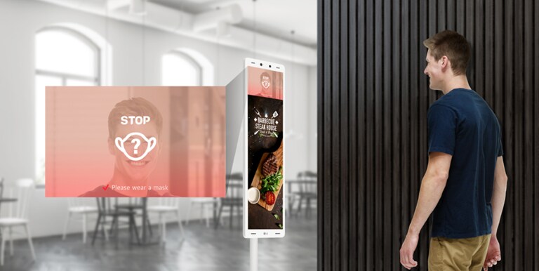 The alarm of LG Thermal Sensing Terminal is activated identifying the man without a mask in front of the entrance.