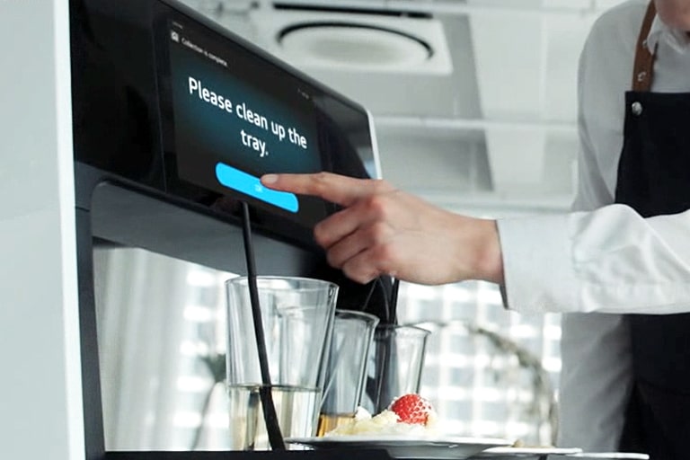 The robot automatically moves to the tray return zone when the allowable maximum capacity (10 kg) of the tray.