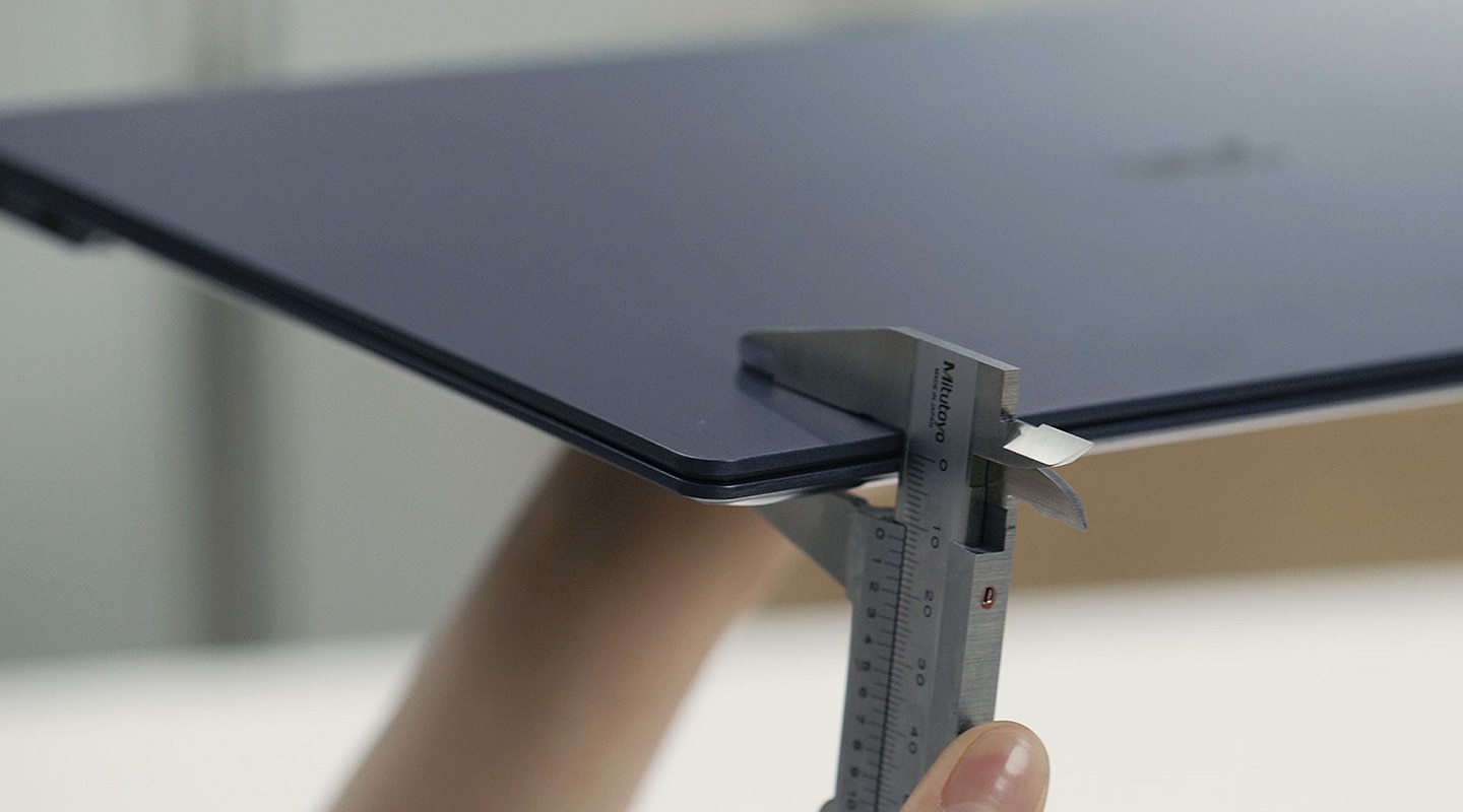 The video shows the various angle of the gram that shows an ultra-slim body.