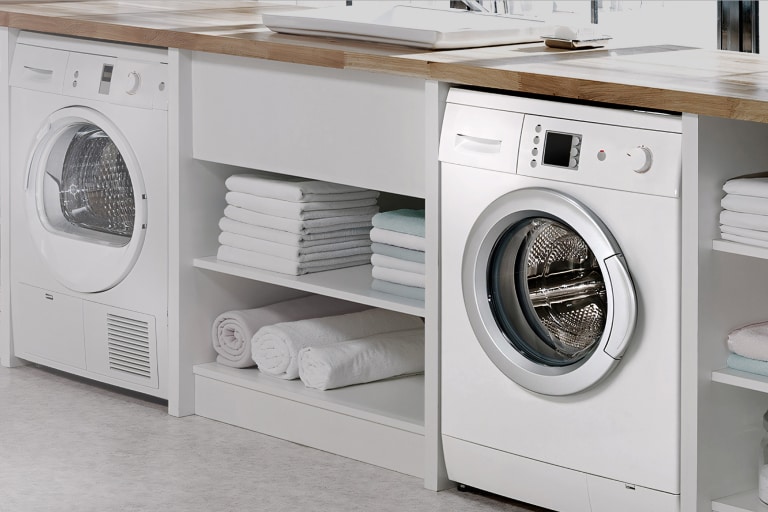 A laundry room with two washing machines on both sides.