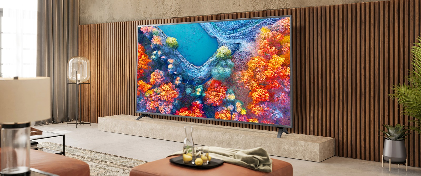 В гостиной установлен телевизор с тонкой рамкой, а яркий экран телевизора хорошо сочетается с интерьером.