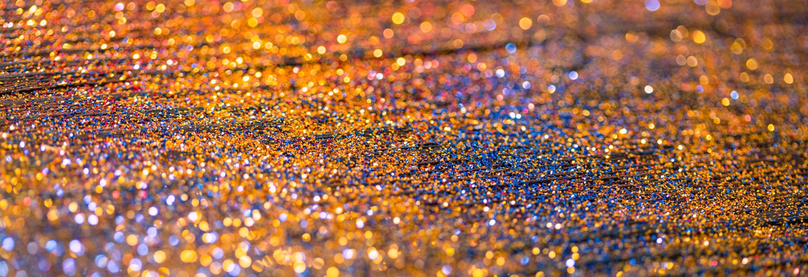 Glittering crystals with rich colors and vivid picture quality.