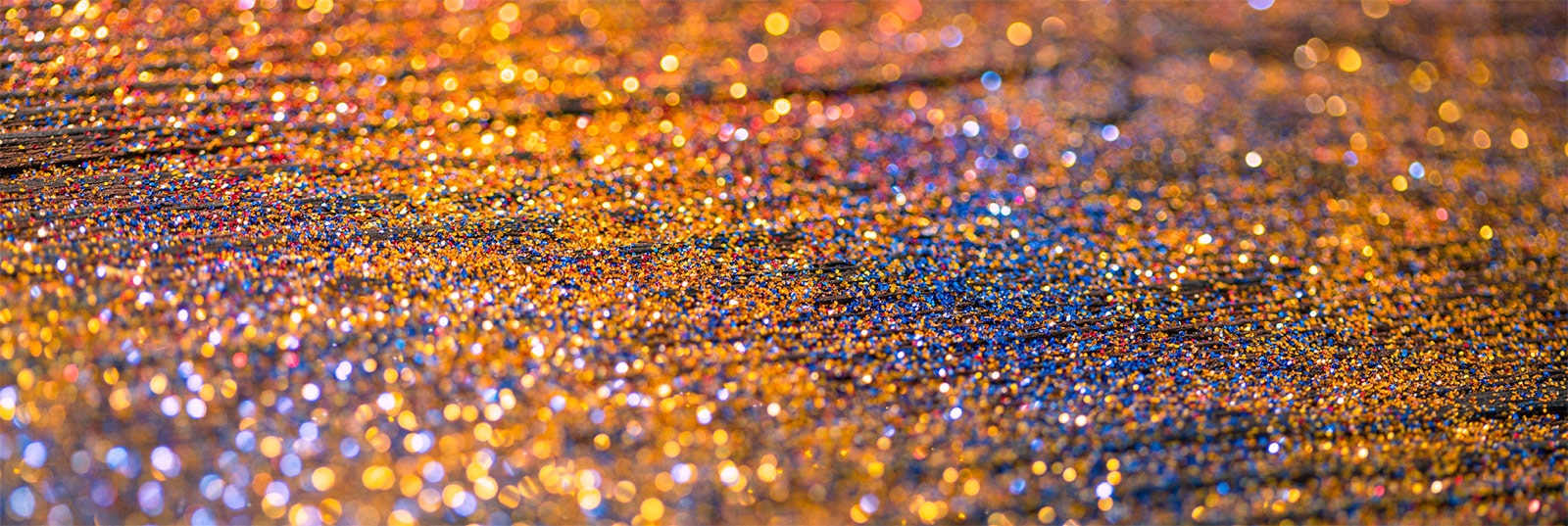 Glittering crystals with rich colors and vivid picture quality.