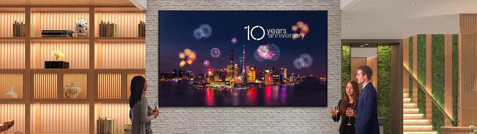 The company lounge features a sizable UP5Q-E installed on the wall. The large screen vividly displays images, easily capturing people’s attention.