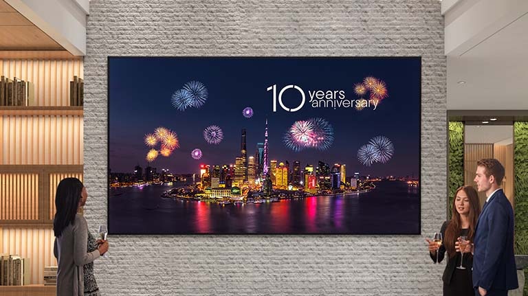 The company lounge features a sizable UP5Q-E installed on the wall. The large screen vividly displays images, easily capturing people’s attention.