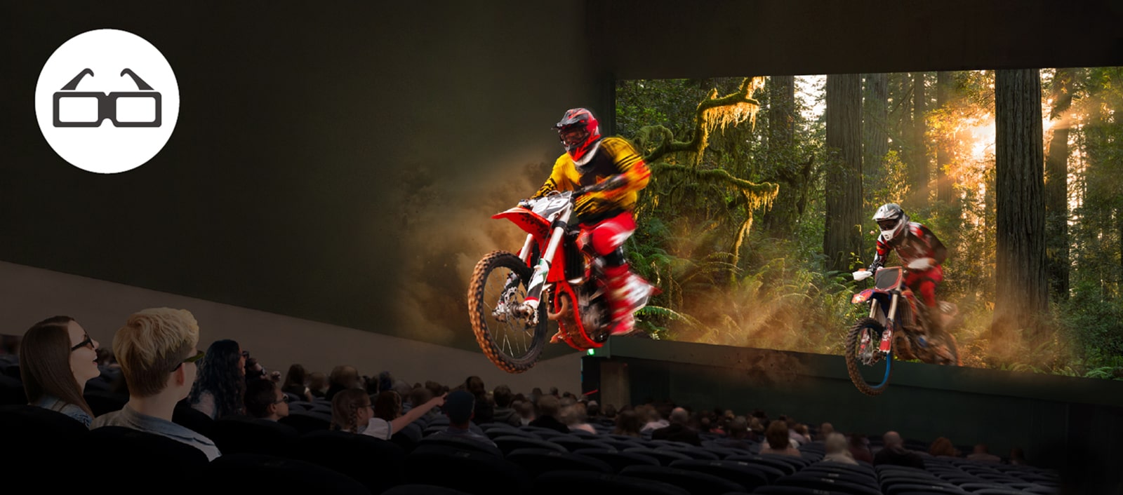 Trong rạp chiếu phim, mọi người đang xem phim đeo kính 3D và sự sống động của màn hình 3D đang được truyền tải đến khán giả.
