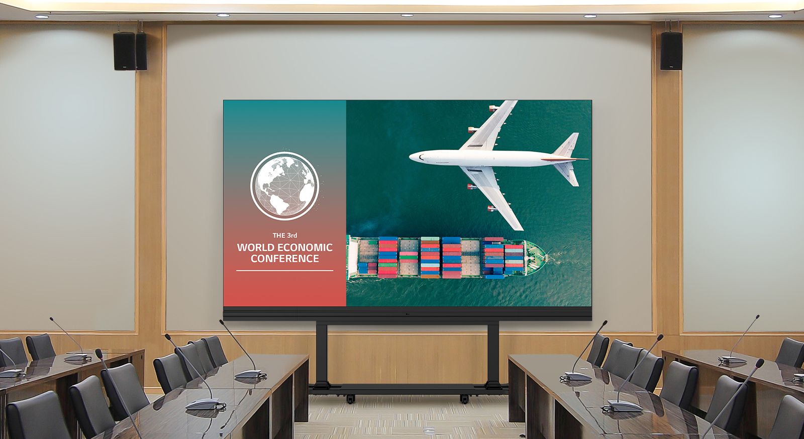 In a spacious meeting room
with long tables on both sides, a LABA series which is
TAA (Trade Agreements Acts) compliant All-in-One LED
model is placed against the wall. The LABA screen
displays meeting content vividly. 