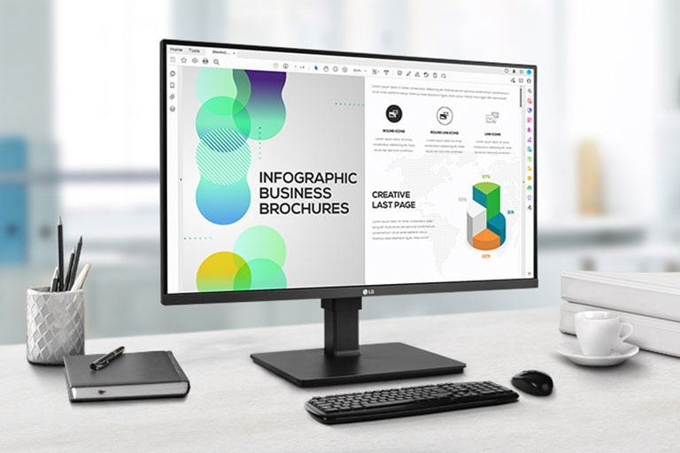 The 31.5-inch QHD IPS large display reproduces detailed images and accurate color.	