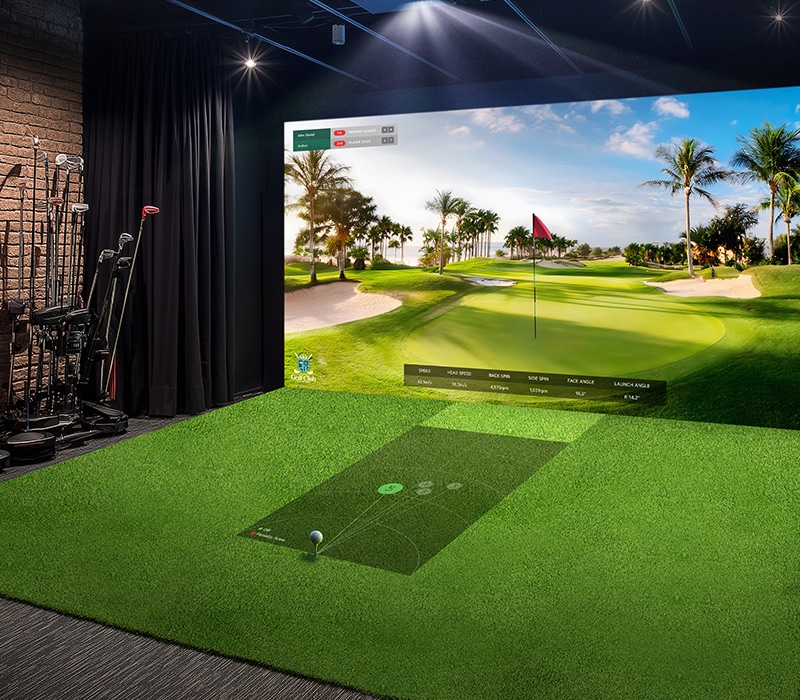 A golf simulator with high brightness; the projected screen is bright, vivid, and clear, enhancing the immersive experience.	