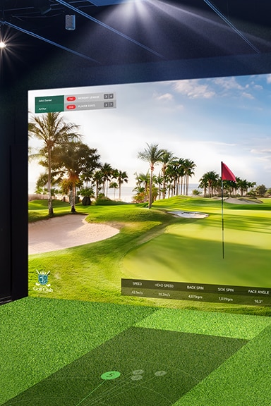 A golf simulator with high brightness; the projected screen is bright, vivid, and clear, enhancing the immersive experience.	