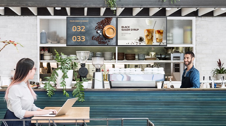 The café's queue display shows completed food numbers, with a customer checking the information.