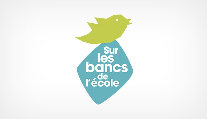 The Sur les bancs de I’école logo against a white background.