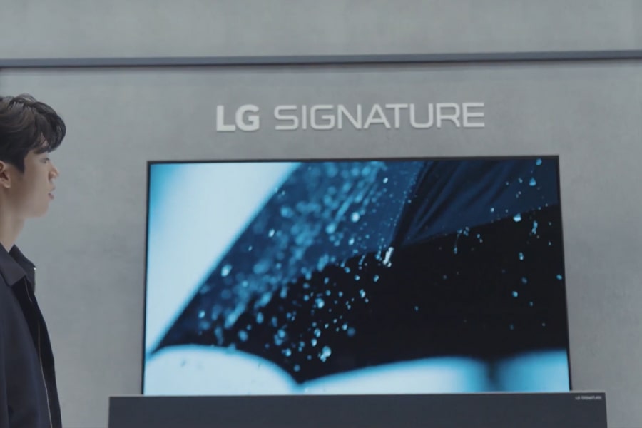 Video of the exhibition space where people experienced LG SIGNATURE products after watching Yoann Bourgeois perform.