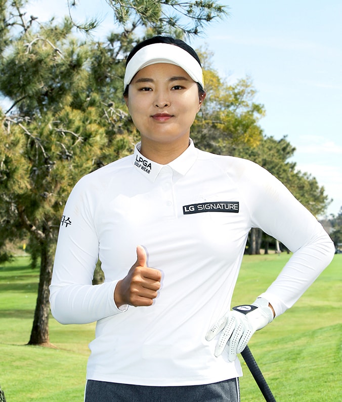 Pro glofer Ko Jin-Young is posing while smling at field.