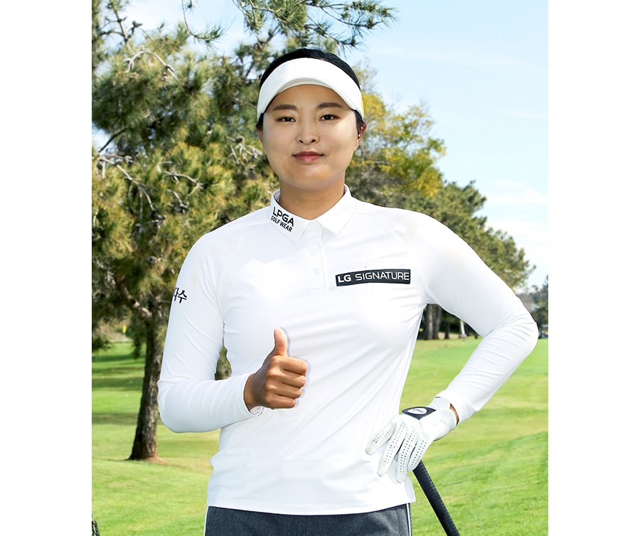 Pro glofer Ko Jin-Young is posing while smling at field.