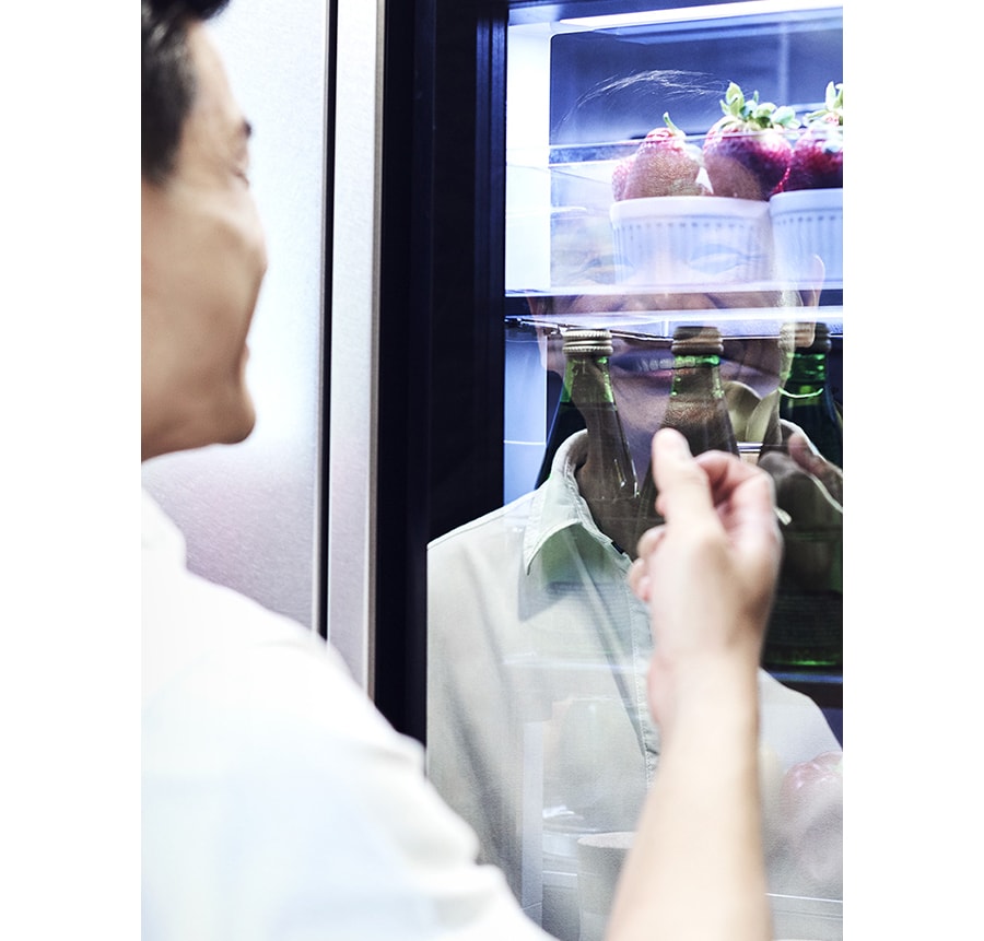 close shot of leslie tay knocking on the instaview of lg signature refrigerator